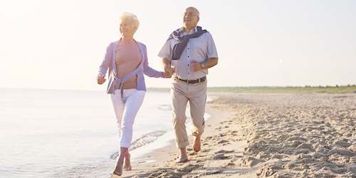 Illustratie 2 oudere mensen op het strand