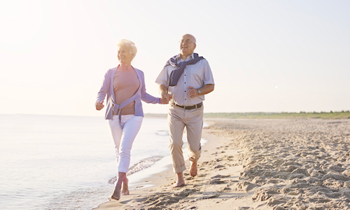 illustratie 2 oudere mensen op het strand