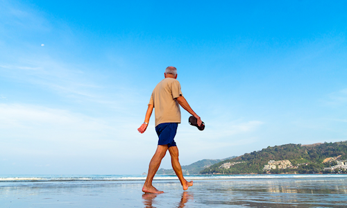 Illustratie man loopt op strand