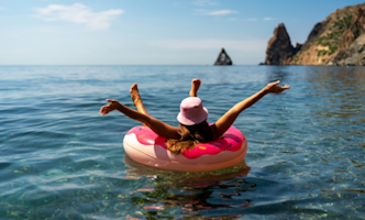 vrouw in zwemband meer 332x200