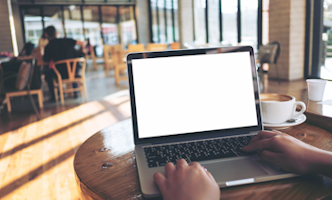 laptop-op-kantoor-332x200