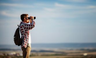 man-verrekijker-332x200