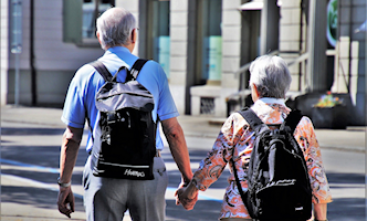 ouder-stel-aan-de-wandel