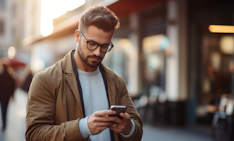 jonge man met baard kijkt op mobieltje