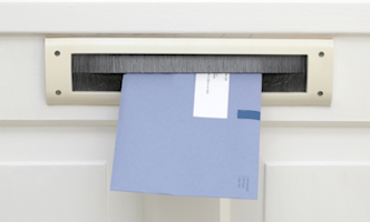 brievenbus met blauwe envelop