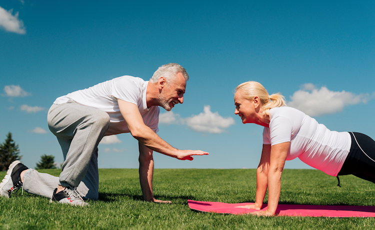 ouderen doen gymnastiek
