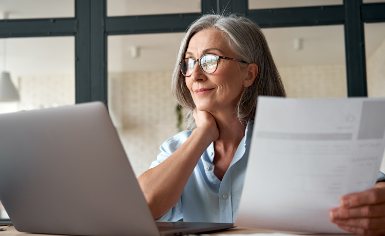 illustratie dame met grijs haar bij laptop