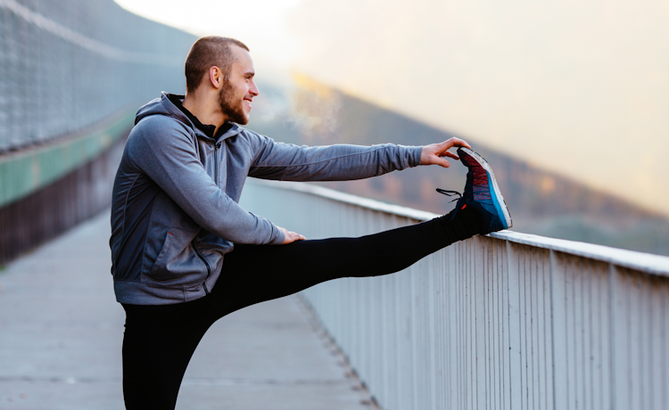 illustratie man rekt been op railing