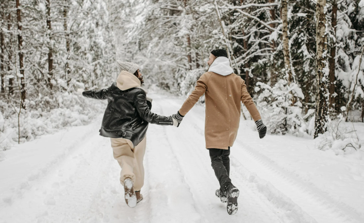 man en vrouw rennen door de sneeuw