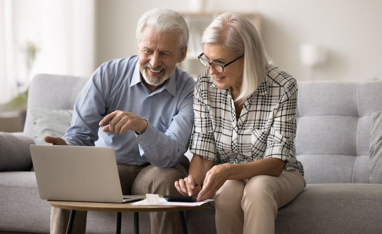 illustratie ouder-stel-achter-laptop