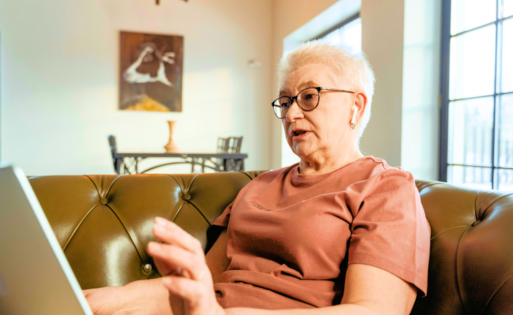 illustratie vrouw achter laptop