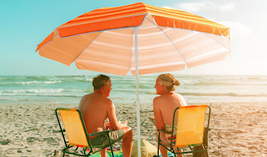 illustratie fysiopensioen twee mensen onder een parasol op het strand