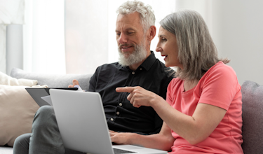 illustratie fysiopensioen ouder koppel bij laptop